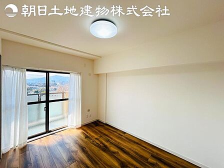 【洋室】バルコニーに面した掃出し窓があるため、光を取り込み明るいお部屋となっております。