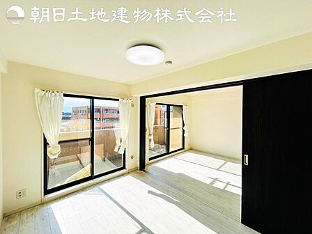 【寝室】道行く人の視線を気にせず暮らせる安心感。そして窓から見える空がさらなる解放感を演出します。