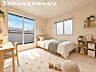室内：【子供部屋】開口部いっぱいから取り入れた柔らかな日差しとフローリングの色味が調和し快適空間を演出します。※家具や小物等はCG合成です。