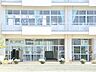 周辺：学校の周りには、田んぼや畑も多く、学校の目の前に交番やバス停、横に消防署がありなにかと安心できます。