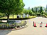 周辺：トランポリンがあります。浅い池や小さな噴水もあり子供に人気です。駐車場もあります。
