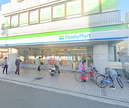 店員さんがとても親切です。駅チカのコンビニです。