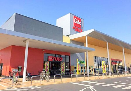 店舗前の駐車場も駐輪場も広いです。品揃えが豊富です。