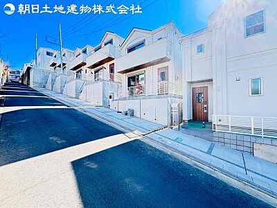 外観：【令和7年2月撮影】大型開発分譲地となります！皆様入居するタイミングが一緒になる為、人間関係がつくりやすいです！