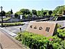 周辺：【城山公園】1950ｍ　とても広く、遊具エリア有り、池有り、散歩道有りで様々な楽しみ方が可能なポイントの高い公園です。