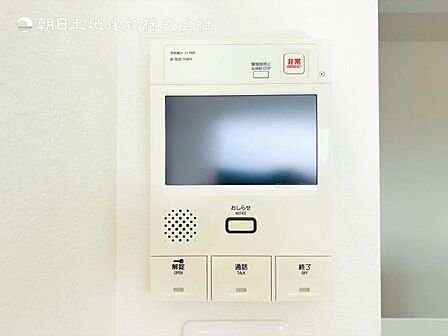 【モニター付きインターフォン】来訪者を映像で確認するシンプルな設備ながらセキュリティ効果はマル。最近は録画機能があるタイプも増え、留守中の訪問者も確認できます!