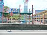 周辺：【綾瀬幼稚園】770ｍ　とにかく大きいマンモス幼稚園で、温水プールなど設備関係です。先生方も子供も元気で活気があります。
