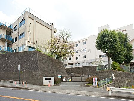 【海老名市立海老名小学校】1080m 県道40号沿いでちょっと小高いところに海老名中学校と並んであります。運動場も広く、駅近いわりには静かにお勉強のできる環境にあります。