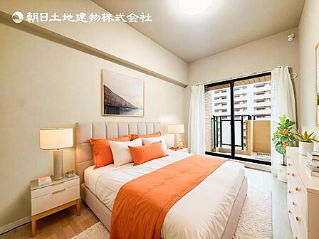 【洋室】木目のフローリングが暖かみのある室内に。明るい寝室で心地のいい朝を迎えられそう。※家具はCG合成の為付属しません。