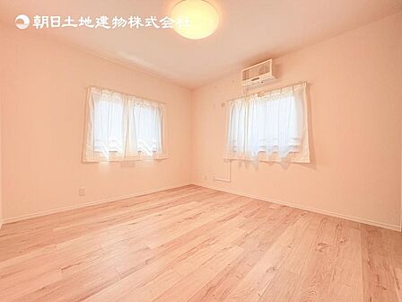 【洋室】木目のフローリングが暖かみのある室内に。明るい寝室で心地のいい朝を迎えられそう。