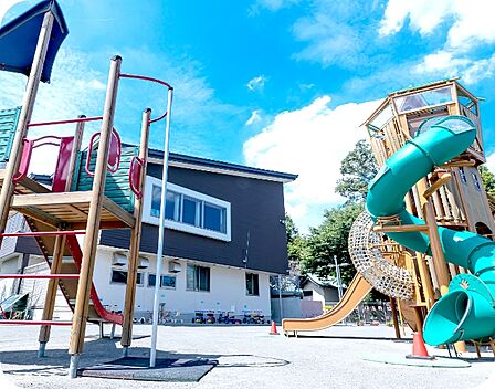 【海老名たちばな保育園】680ｍ　田畑と浅間大神の緑豊かな自然に囲まれた環境にあり、その自然と調和のとれた木造建築の園舎が特徴です