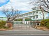 周辺：【厚木市立緑ヶ丘小学校】1350ｍ　多くの周りの地域の小学生が通っていて、とても賑やかな小学校です。グランドには大きな桜の木があって春には綺麗な花を咲かせます。