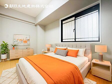 【洋室】木目のフローリングが暖かみのある室内に。明るい寝室で心地のいい朝を迎えられそう。※家具はCG合成の為付属しません。