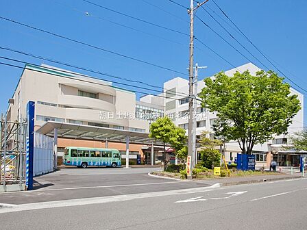 【海老名総合病院】　280ｍ　総合病院で道路向こうにメディカルクリニックも併設されています。 海老名駅東口より無料シャトルバスが出ているので電車で行っても安心です。