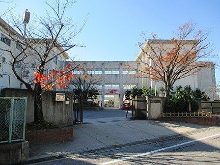 矢作北中学校岡崎市東大友町にある公立の中学校です! 1490m