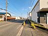 外観：前面道路含む現地写真