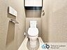 トイレ：ウォシュレット機能付きのトイレは壁掛けリモコンの上位グレードを採用。便座がスッキリした印象となり、限られた空間を広く見せる効果があります。