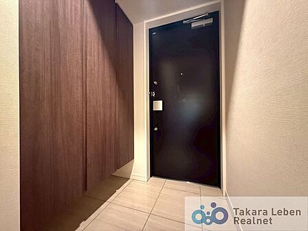 落ち着いた雰囲気の玄関は大切なお客様を迎えるのに最適です。毎日の外出や帰宅の際にも気持ちを落ち着かせてくれる空間になりそうですね。