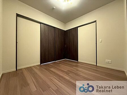 独立したお部屋として利用しても良し。引き戸を開け放してリビング空間の延長として利用しても良いですね。