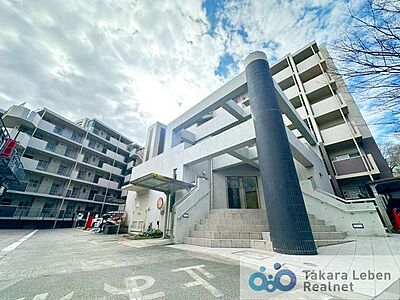 外観：周囲の風景と美しく調和した外観は、主張しすぎず、それでいて印象に残る佇まい。住むほどに愛着が深まる、落ち着きあるデザインです。