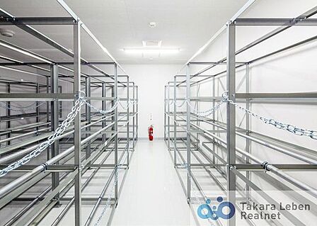 共用部のタイヤ置き場。季節の変化にも対応できるよう、スタッドレスタイヤを保管できるタイヤ置き場をご用意しました。