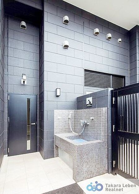 ［ペットの足洗い場］大切な家族の一員であるペットと一緒にお住まいになれるマンションです（細則あり）。共用部にはペットの足洗い場もございます。