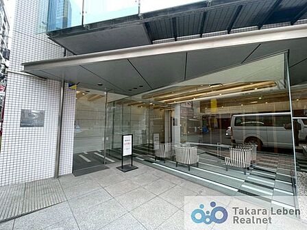 建物の印象を整える、落ち着いたデザインのエントランス。住まう方や来訪者を穏やかに迎える空間です。
