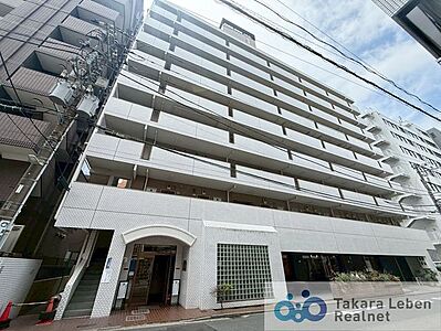 外観：周囲の景観と美しく溶け合いながら、凛とした表情を見せる外観デザイン。落ち着きと品格を兼ね備え、日常を心地よく迎え入れてくれる住まいです。