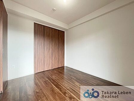 明るく落ち着いた雰囲気の洋室。居室としてはもちろん、在宅ワークや趣味の部屋としても使いやすい空間です。