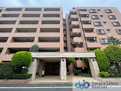 外観:穏やかな空気感に包まれた住宅街に映える、気品ある外観。住まう人の日常に安心感と心地よさをもたらす、上質な住空間を予感させます。 外観:穏やかな空気感に包まれた住宅街に映える、気品ある外観。住まう人の日常に安心感と心地よさをもたらす、上質な住空間を予感させます。