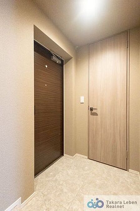 落ち着いた雰囲気の玄関は大切なお客様を迎えるのに最適です。毎日の外出や帰宅の際にも気持ちを落ち着かせてくれる空間になりそうですね。