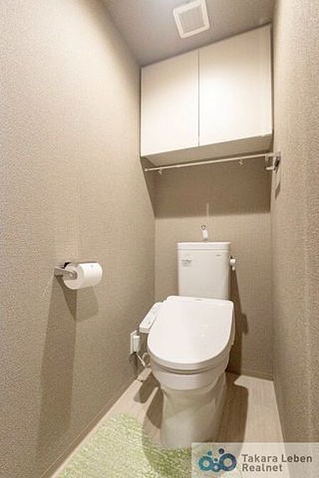 トイレットペーパーホルダーとタオル掛けは標準で実装してます。上部に吊戸棚があり、収納場所に困りません。