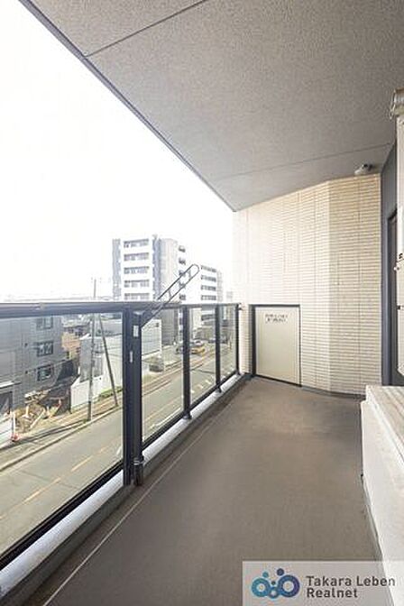 爽やかな風が吹き、思わずお部屋の外へ出たくなる、そんなバルコニーです。心地良さに包まれ、日々の暮らしをより鮮やかに彩ります。