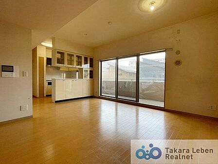 家族だけのプライベートタイムを心地よく過ごせる、約13.3帖のリビング空間。住まう方のライフスタイルを尊重し、オンリーワンの空間を創り出します。