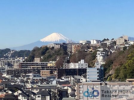 バルコニーからは富士山をご覧いただくことも可能です。