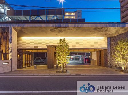 「蔵」をモチーフとした格式あるデザインのエントランス。車寄せを完備しており、雨の日の乗降や、大きな荷物・ベビーカーの出し入れもスムーズです。