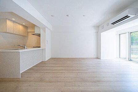 家族が集まる場所だからこそ、採光と通風を確保した心地よいリビングとなっております。自然と家族皆が揃い、笑顔が溢れる場となりそうです。