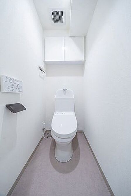 ウォシュレット機能付きのトイレは壁掛けリモコンの上位グレードを採用。便座がスッキリした印象となり、限られた空間を広く見せる効果があります。