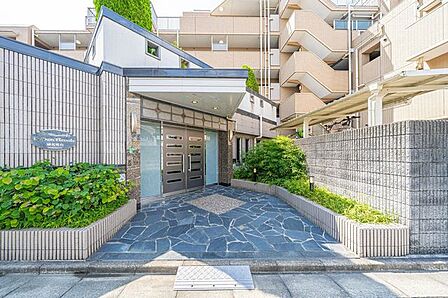 マンションエントランスです。落ち着いた温かみのある色調で、住む人をやさしく迎えてくれます。