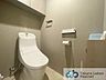 トイレ：ウォシュレット機能付きのトイレは壁掛けリモコンの上位グレードを採用。便座がスッキリした印象となり、限られた空間を広く見せる効果があります。