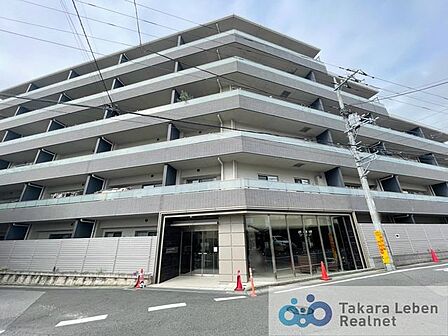 周囲の景観と美しく溶け合いながら、凛とした表情を見せる外観デザイン。落ち着きと品格を兼ね備え、日常を心地よく迎え入れてくれる住まいです。