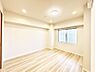 子供部屋：窓からのやさしい光が心地よいプライベートルーム