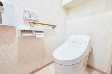 明るく清潔感のあるトイレです。  