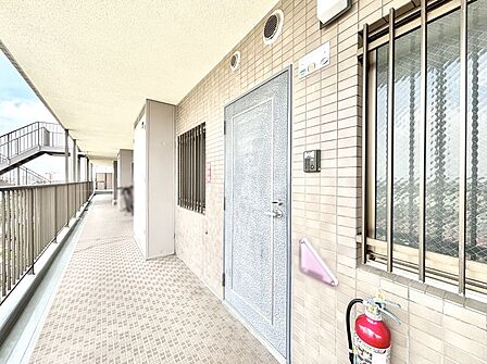 シンプルで落ち着いた雰囲気の玄関周り