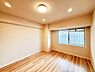 室内：窓からのやさしい光が心地よいプライベートルーム  