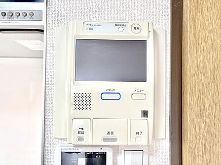 訪問者が一目でわかる安心のＴＶモニター付きインターホン。   