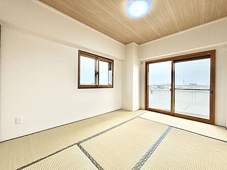 リビング隣接の和室は毎日の暮らしに癒しと安らぎをもたらしてくれます  