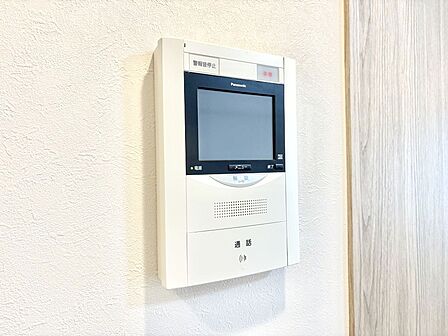 訪問者が一目でわかる安心のＴＶモニター付きインターホン。   