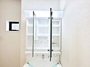 三面鏡の裏に、化粧品や衛生用品などを収納可能。洗面台をすっきりと保ちます！