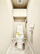 明るく清潔感のあるトイレです。  